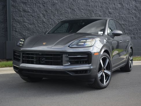 Certified 2025 Porsche Cayenne AWD/4WD image 1