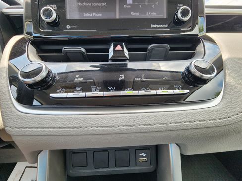 Used 2022 Toyota Corolla Cross L image 23