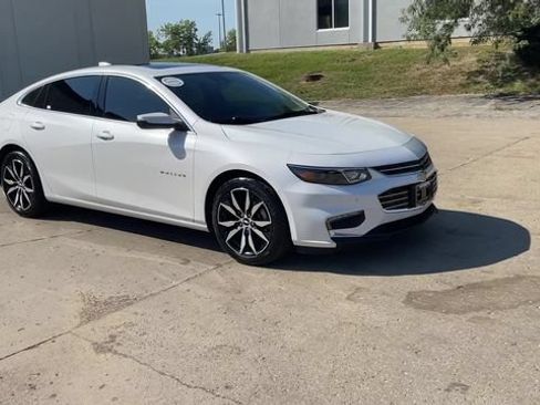 Used 2018 Chevrolet Malibu LT w/ Leather Package FWD image 2