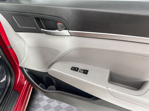Used 2017 Hyundai Elantra SE image 30