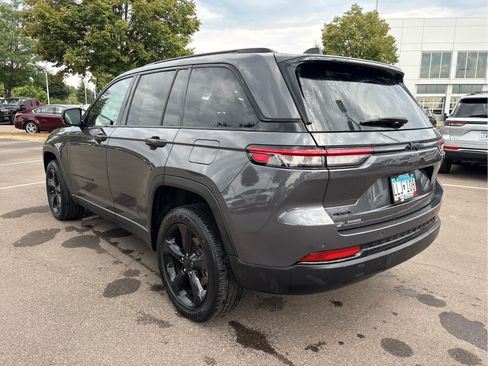 Used 2023 Jeep Grand Cherokee Altitude AWD/4WD image 3