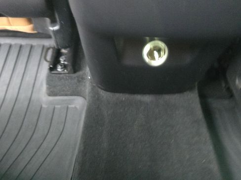 Used 2016 Volvo XC90 T6 Momentum w/ Momentum Plus Package image 12