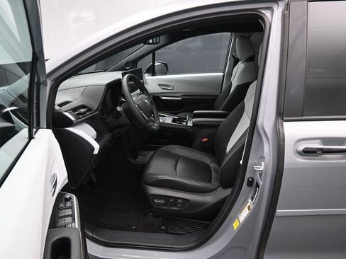 Certified 2025 Toyota Sienna XSE w/ XSE Plus Package image 9