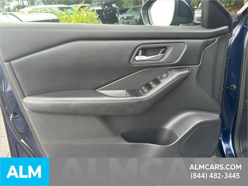 Used 2025 Nissan Rogue SV FWD image 11