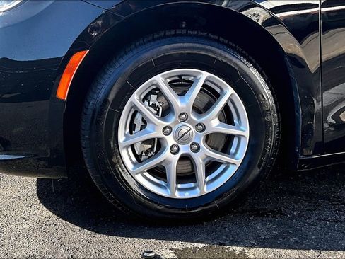 Used 2024 Chrysler Pacifica Touring-L image 33