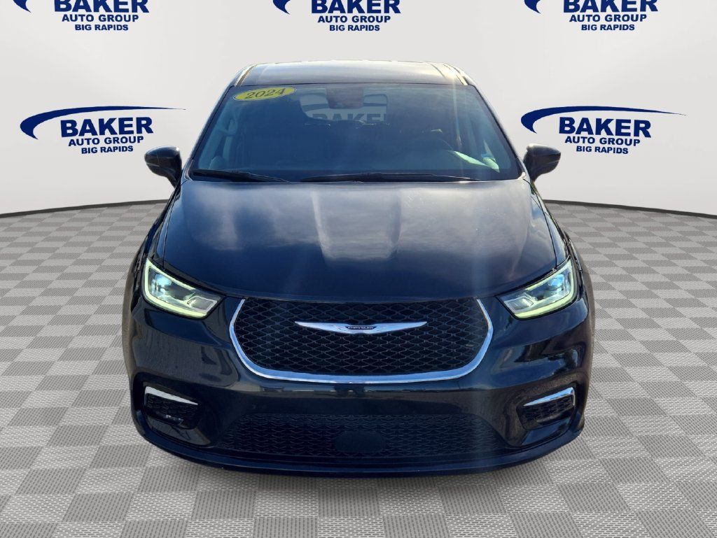 Used 2024 Chrysler Pacifica Touring-L FWD image 9