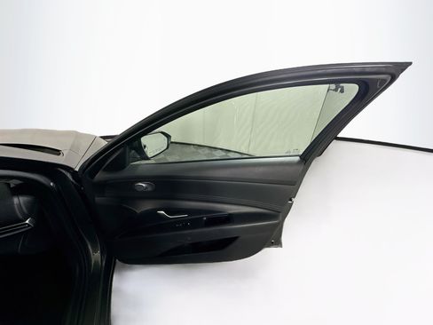 Used 2025 Hyundai Elantra Limited FWD image 32