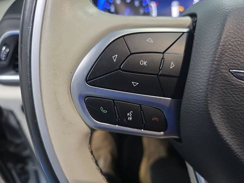 Used 2020 Chrysler Pacifica Limited FWD image 30