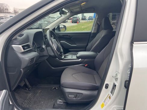 Used 2023 Toyota Highlander LE image 7