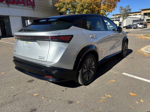 Used 2023 Nissan Ariya AWD image 8