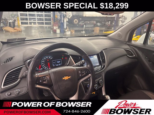 Used 2022 Chevrolet Trax LT w/ LT Convenience Package AWD/4WD image 3