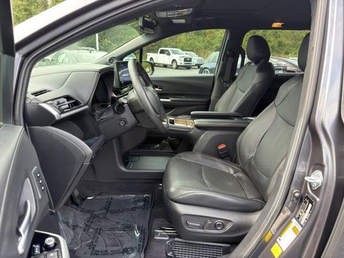 Used 2025 Toyota Sienna Platinum FWD image 12