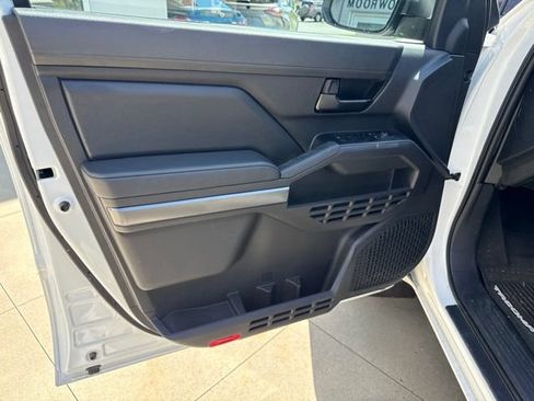 Used 2025 Toyota Tacoma SR5 AWD/4WD image 13