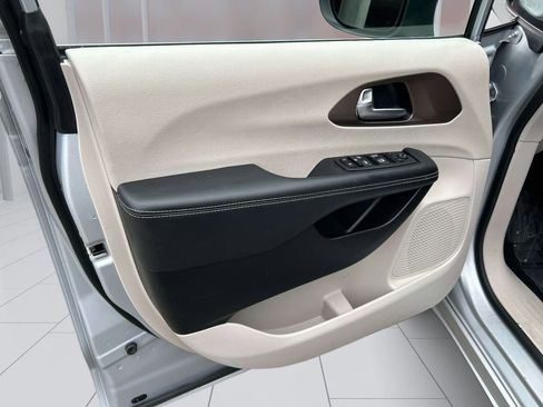Used 2023 Chrysler Voyager LX FWD image 15
