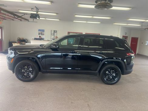 New 2025 Jeep Grand Cherokee 4WD image 11