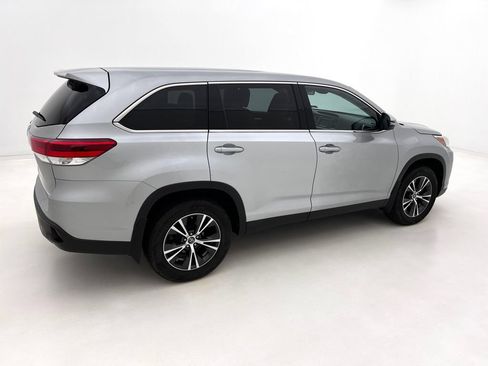 Used 2019 Toyota Highlander LE AWD/4WD image 6