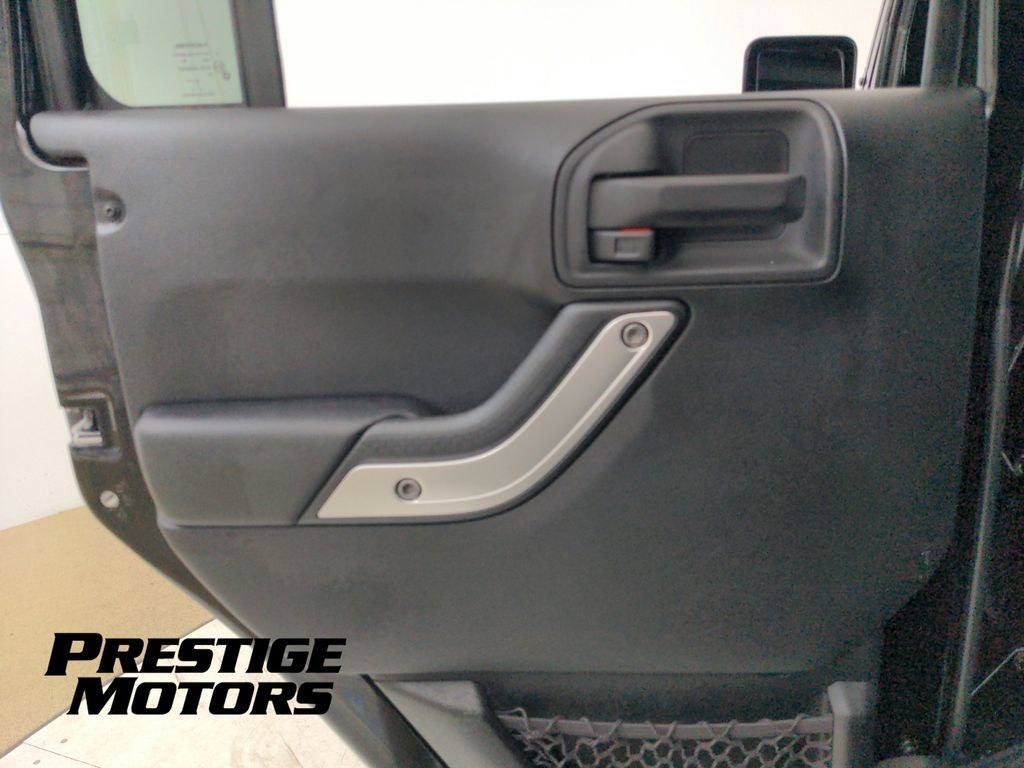 Used 2015 Jeep Wrangler Unlimited Rubicon w/ Connectivity Group AWD/4WD image 38