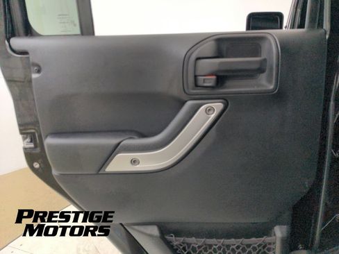 Used 2015 Jeep Wrangler Unlimited Rubicon w/ Connectivity Group AWD/4WD image 38