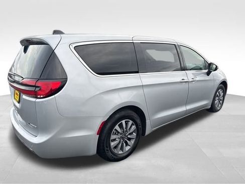 Used 2023 Chrysler Pacifica Touring-L image 8