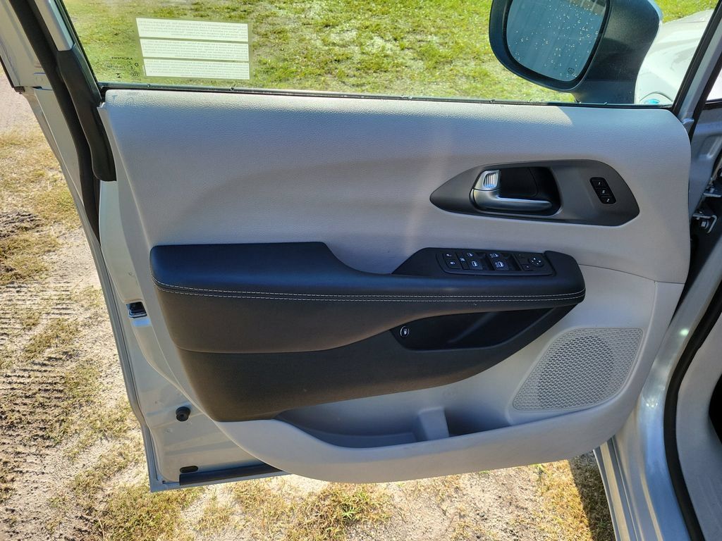 Used 2023 Chrysler Pacifica Touring-L FWD image 21