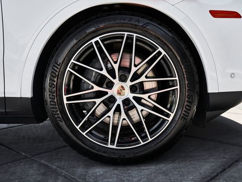 Used 2025 Porsche Cayenne image 19