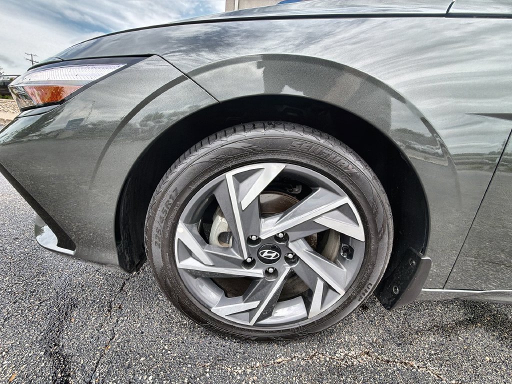 Used 2025 Hyundai Elantra Limited FWD image 18