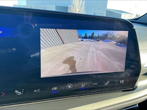 Used 2025 Chevrolet Traverse LT image 15