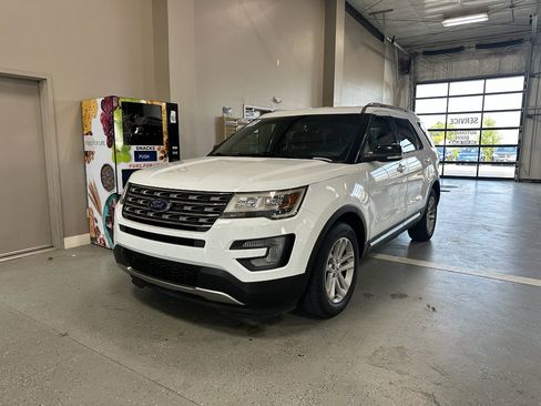 Used 2017 Ford Explorer XLT w/ Equipment Group 202A image 2