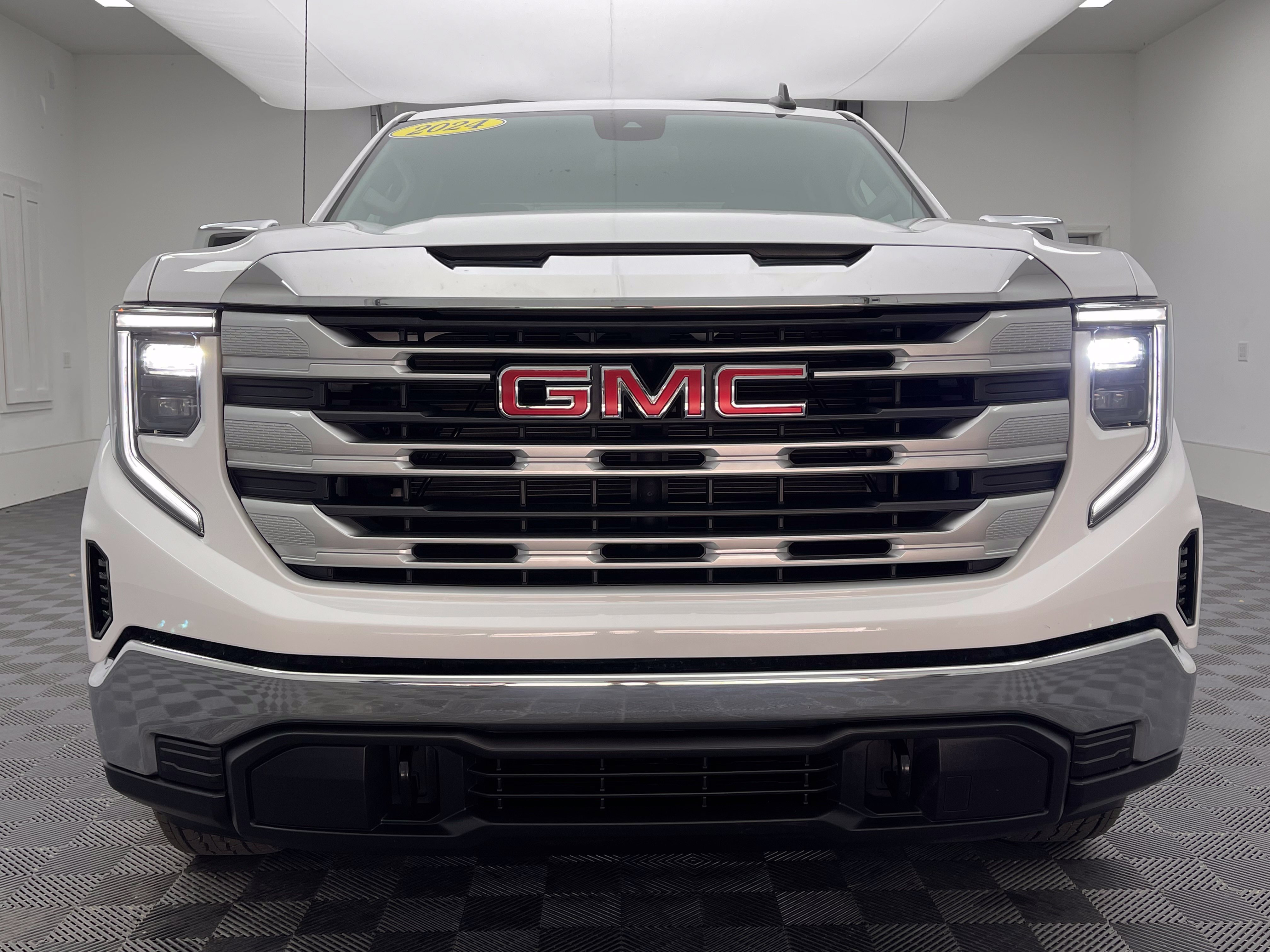 Used 2024 GMC Sierra 1500 SLE AWD/4WD image 12