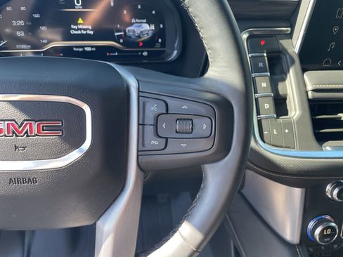 Used 2024 GMC Yukon SLT w/ SLT Luxury Package image 17