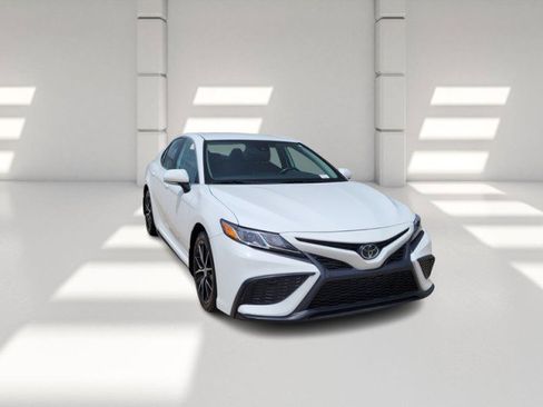 Used 2023 Toyota Camry SE FWD image 3