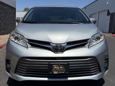 Used 2019 Toyota Sienna XLE FWD image 3