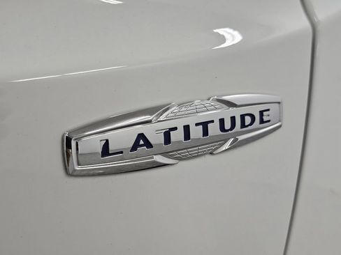 Used 2017 Jeep Renegade Latitude FWD image 24