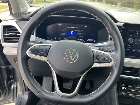 Certified 2025 Volkswagen Taos SE image 17