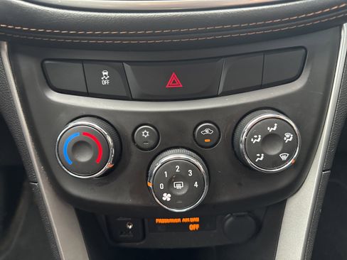 Used 2022 Chevrolet Trax LT w/ LT Convenience Package image 23