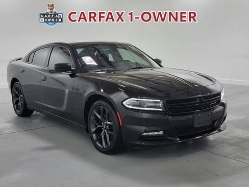 Used 2019 Dodge Charger SXT image 2