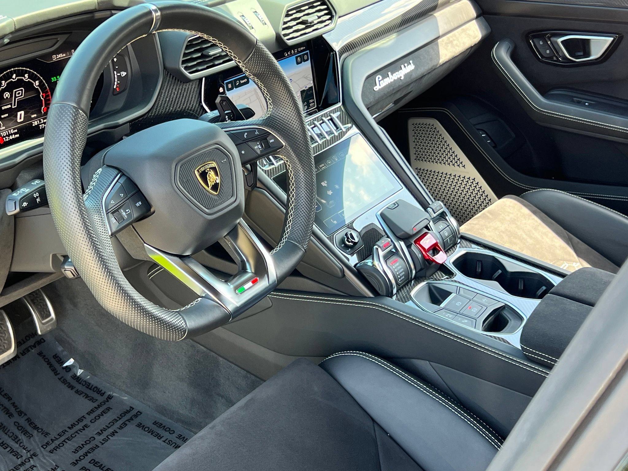 Used 2022 Lamborghini Urus AWD/4WD image 2