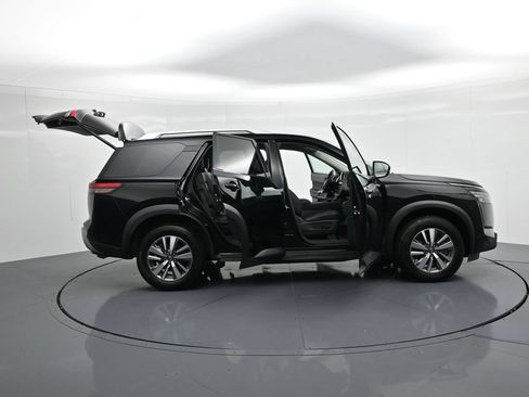 Used 2025 Nissan Pathfinder SL FWD image 23