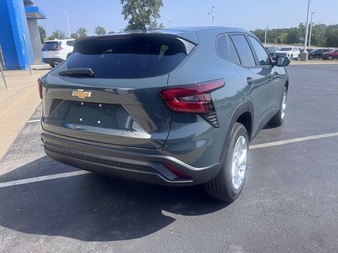 New 2026 Chevrolet Trax LS w/ LS Convenience Package FWD image 4