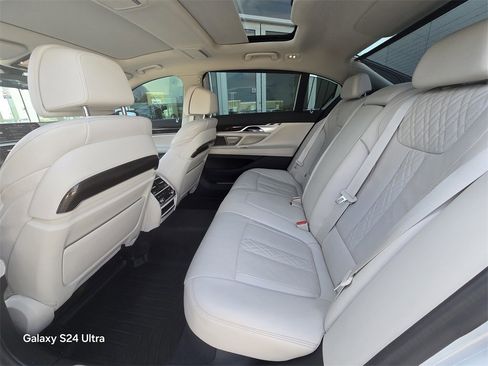 Used 2021 BMW 740i w/ Premium Package image 13