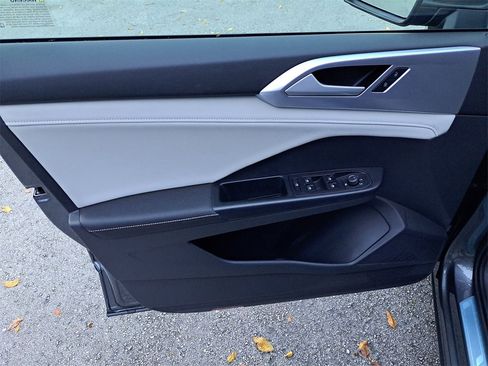 Certified 2025 Volkswagen Taos SE w/ Panoramic Sunroof Package image 19