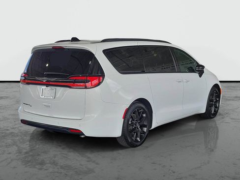 New 2026 Chrysler Pacifica Select FWD image 2