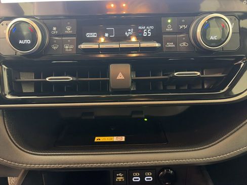 Used 2023 Toyota Highlander XLE AWD/4WD image 8