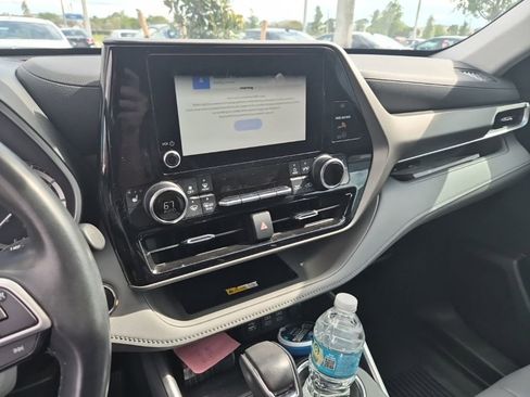 Used 2023 Toyota Highlander XLE image 8