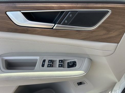 Used 2025 Volkswagen Atlas SE image 4