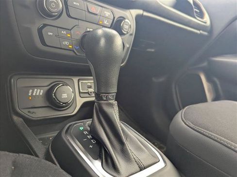 Used 2023 Jeep Renegade Latitude AWD/4WD image 7