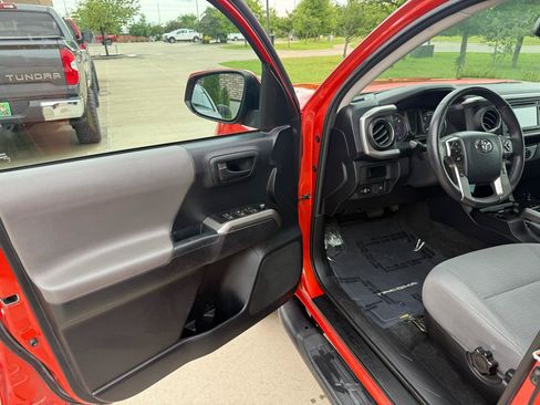 Used 2018 Toyota Tacoma SR5 RWD image 10