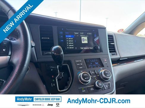 Used 2015 Toyota Sienna XLE FWD image 32