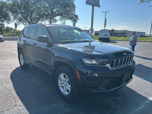 Used 2022 Jeep Grand Cherokee Laredo w/ Luxury Tech Group I AWD/4WD image 3