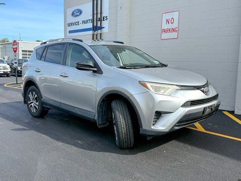 Used 2017 Toyota RAV4 LE image 1